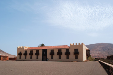 西班牙加那利群島 fuerteventura: 殖民地之家 (cals coroneles) 的觀點(diǎn), 這是在該島占據(jù)軍事主導(dǎo)地位的殖民地的住所, 建于17世紀(jì)的 la oliva 村