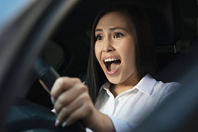 在车里的年轻很怕的女人