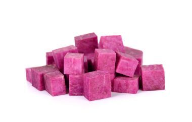 孤立在白色背景上的甜馬鈴薯去皮切片