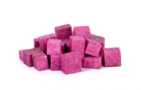 孤立在白色背景上的甜马铃薯去皮切片