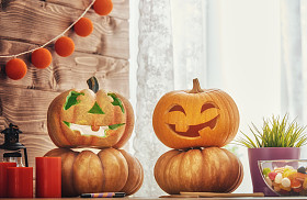 在桌子上的雕刻南瓜照片