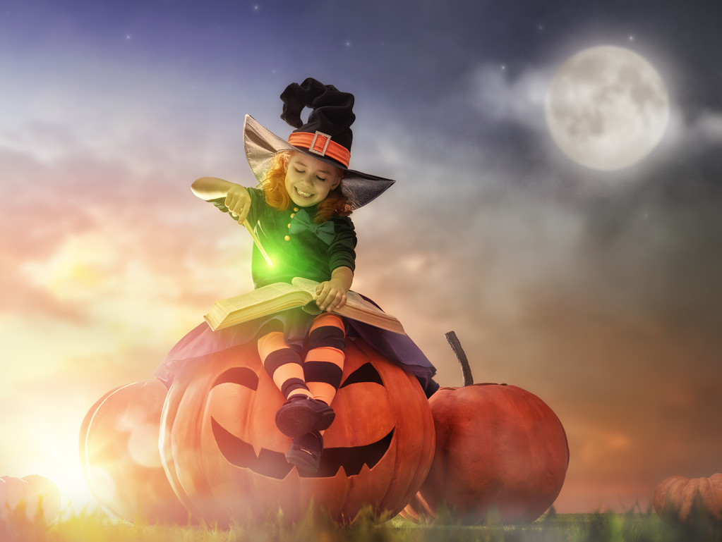 在户外的小女巫 在户外的小女巫