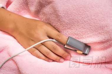 病人的手指與電子脈沖剪輯監(jiān)視器