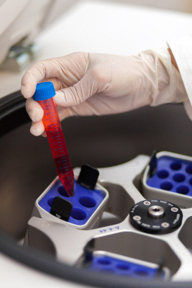 研究員在實驗室中的工作