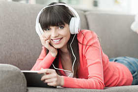 耳机使用平板电脑的女人