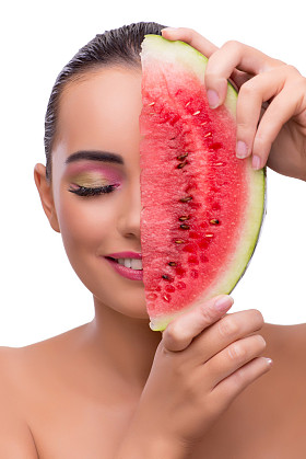 女人用西瓜片上白色孤立