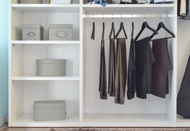 行的裤子挂在白色衣柜现代衣柜