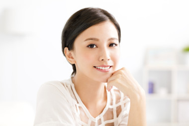 年輕的亞洲女人面帶微笑的特寫