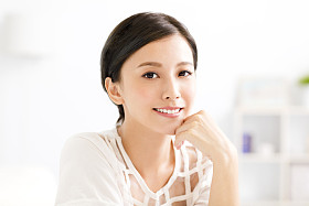 年轻的亚洲女人面带微笑的特写