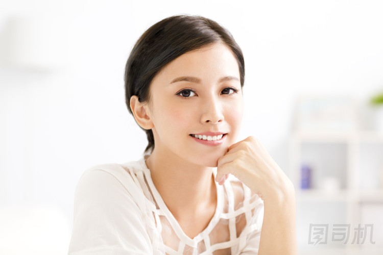 年輕的亞洲女人面帶微笑的特寫