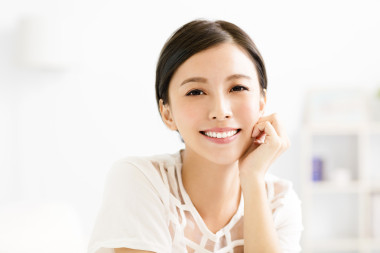 年輕的亞洲女人面帶微笑的特寫(xiě)