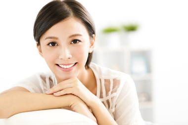 年輕的亞洲女人面帶微笑的特寫
