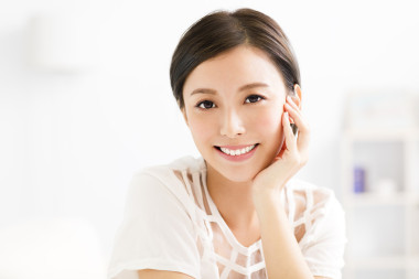 年輕的亞洲女人面帶微笑的特寫