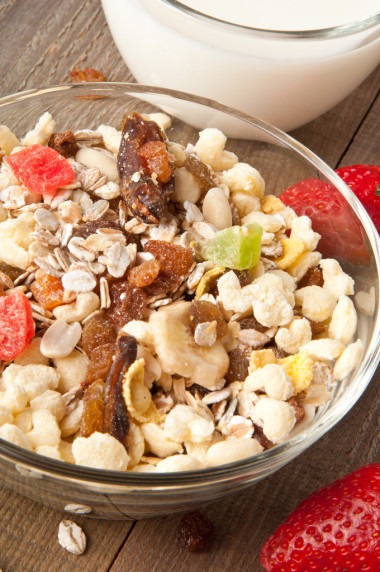 混合的麥片木制背景上