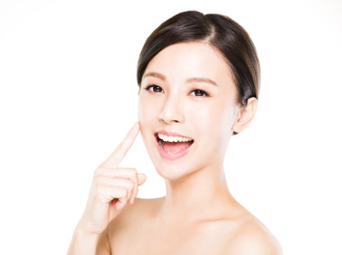 特寫年輕女人臉用干凈的皮膚
