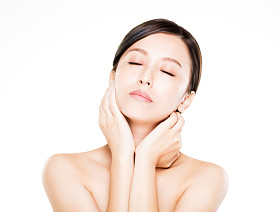 特写年轻女人脸用干净的皮肤