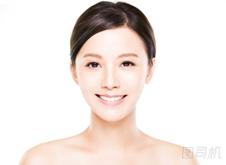 特寫年輕女人臉用干凈的皮膚