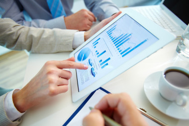 商人在辦公室會議。圖片