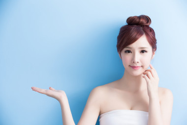 美丽女人显示的东西图片