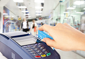 人的手在 payme 举行塑料卡