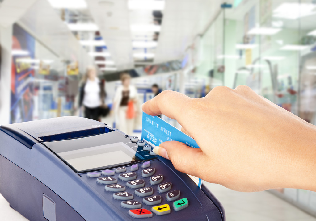 人的手在 payme 举行塑料卡 人的手在 payme 举行塑料卡