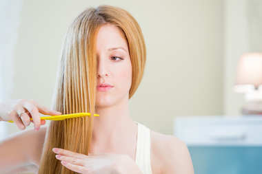 梳著長(zhǎng)頭發(fā)的年輕美麗的女人圖片