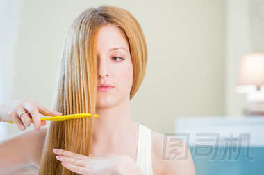 梳著長頭發(fā)的年輕美麗的女人圖片