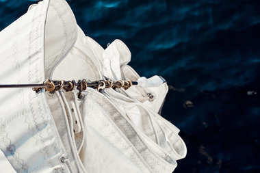 在船頭上頂視圖帆卡賓槍圖片