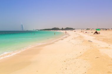在阿聯(lián)酋，迪拜朱美拉海灘上的人