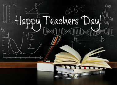 教師日的概念。黑板上的文本照片