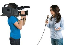 电视记者在西塔介绍新闻图片