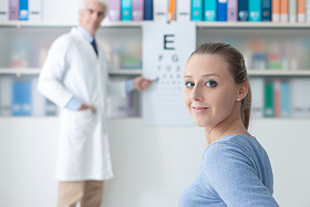 考试与眼科医生图片