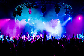 在音乐会上，匿名跳舞