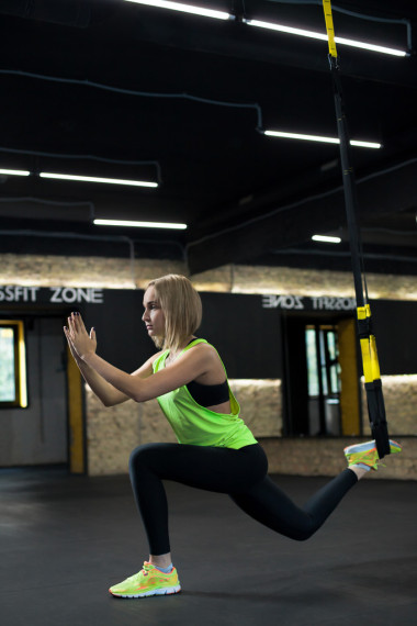 女人在做著與 trx 訓(xùn)練圖片