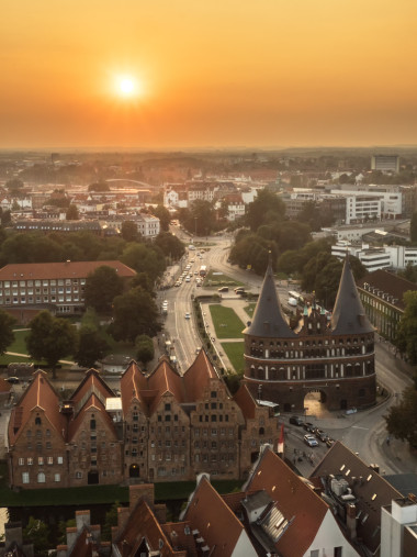 德国吕贝克市日落鸟瞰图