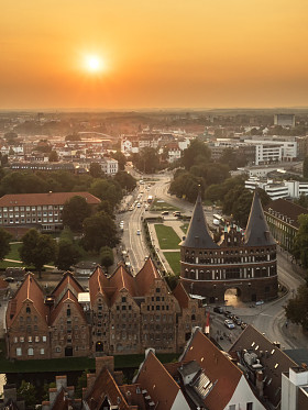 德国吕贝克市日落鸟瞰图