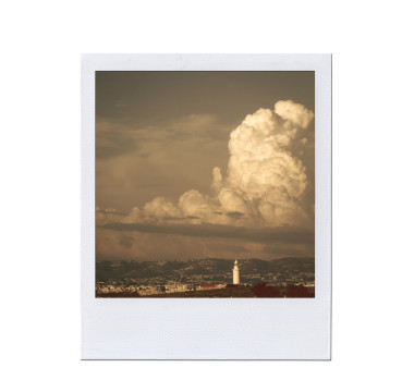 在白色的老即時照片 isolared