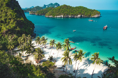 在清晨的陽光海灘照片