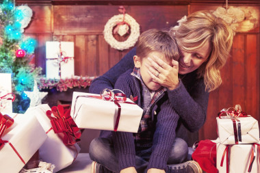 可愛的小男孩與她的母親打開圣誕禮物