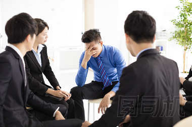 悲傷和沮喪的商人，在會(huì)議期間