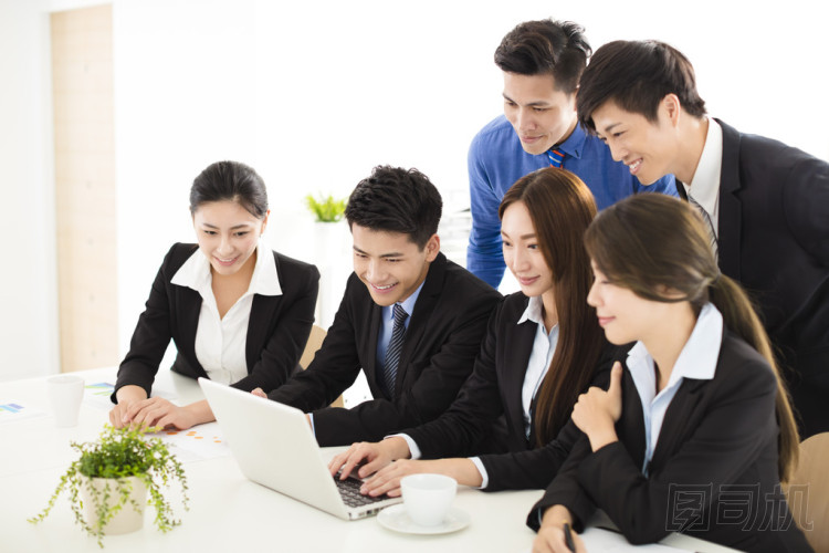 快樂的年輕商務(wù)人士在辦公室工作