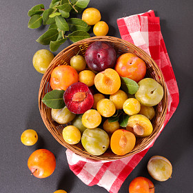 新鲜的李子，桌上