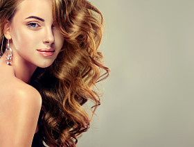 长卷发的漂亮女孩