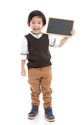 可爱的亚洲男孩，白色背景上抱着黑板 