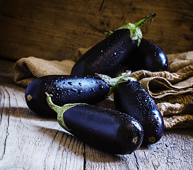 紫色茄子的帆布袋照片