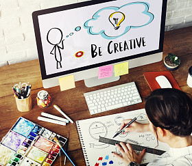 女孩在画在设计工作室