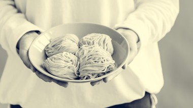 女孩抱着美味的中国面条图片