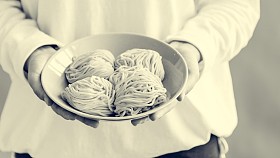 女孩抱着美味的中国面条图片