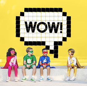 孩子们在超级英雄的服装图片