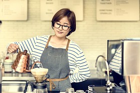 女人做 Chemex 咖啡照片